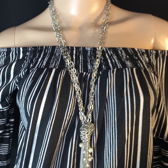 SOLD!♥️🌟NEW!! Size M | Sassy Off-The-Shoulder Top - Picture 4 of 7